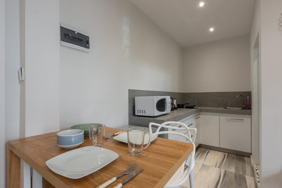 Coffee/tea facilities, Kitchen or kitchenette, Dining area, minibar