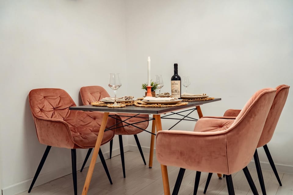 Living room, Food and drinks, Seating area, Dining area, Drinks, Alcoholic drinks