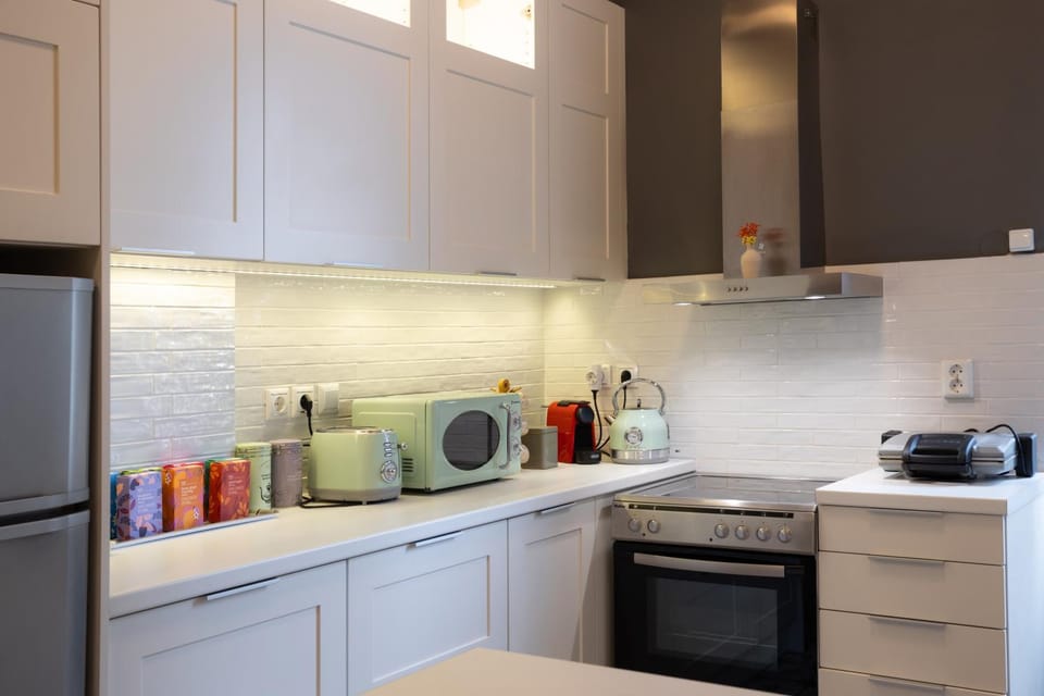 Coffee/tea facilities, Kitchen or kitchenette, dishwasher, oven, stove, toaster