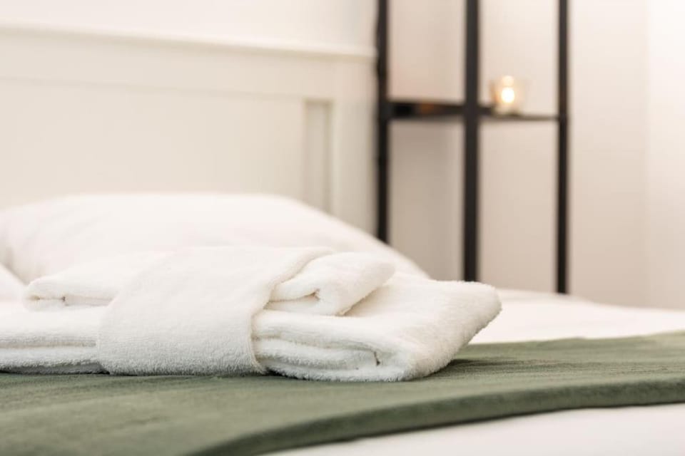 Bed, towels
