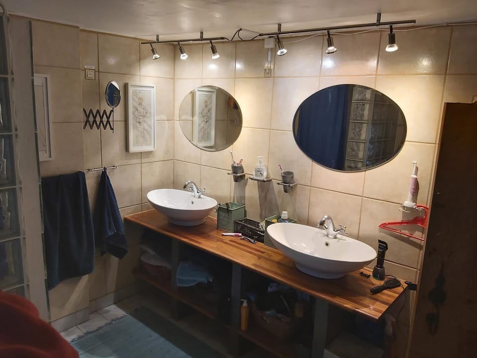 Shower, Toilet, towels