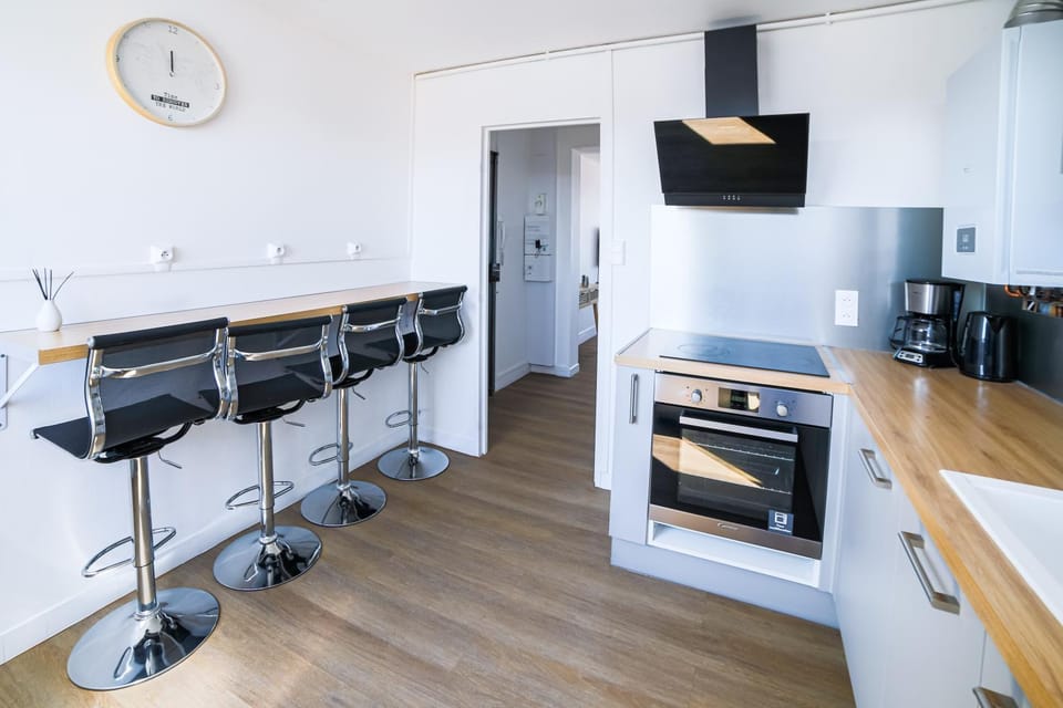 Kitchen or kitchenette, Dining area, minibar, pet friendly, stove, toaster