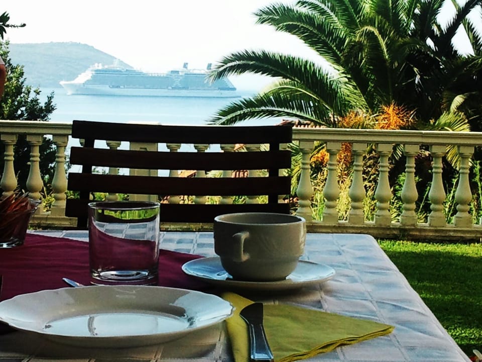 Restaurant/places to eat, View (from property/room)