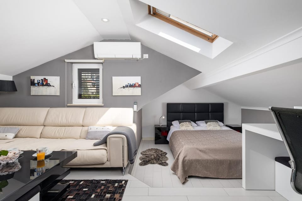 Bed, Living room
