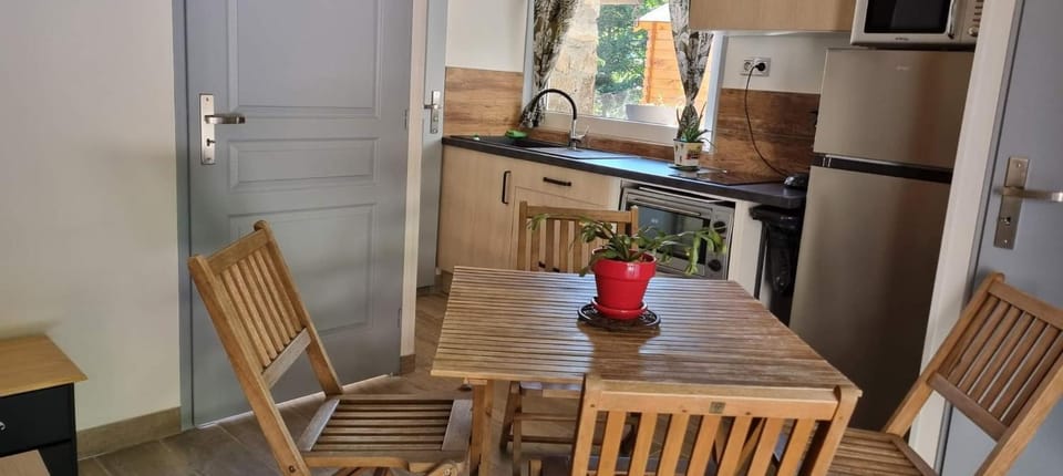 Kitchen or kitchenette, Dining area