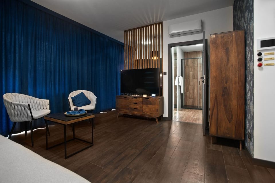 Communal lounge/ TV room, TV and multimedia, Living room, Seating area, hair dresser, wardrobe