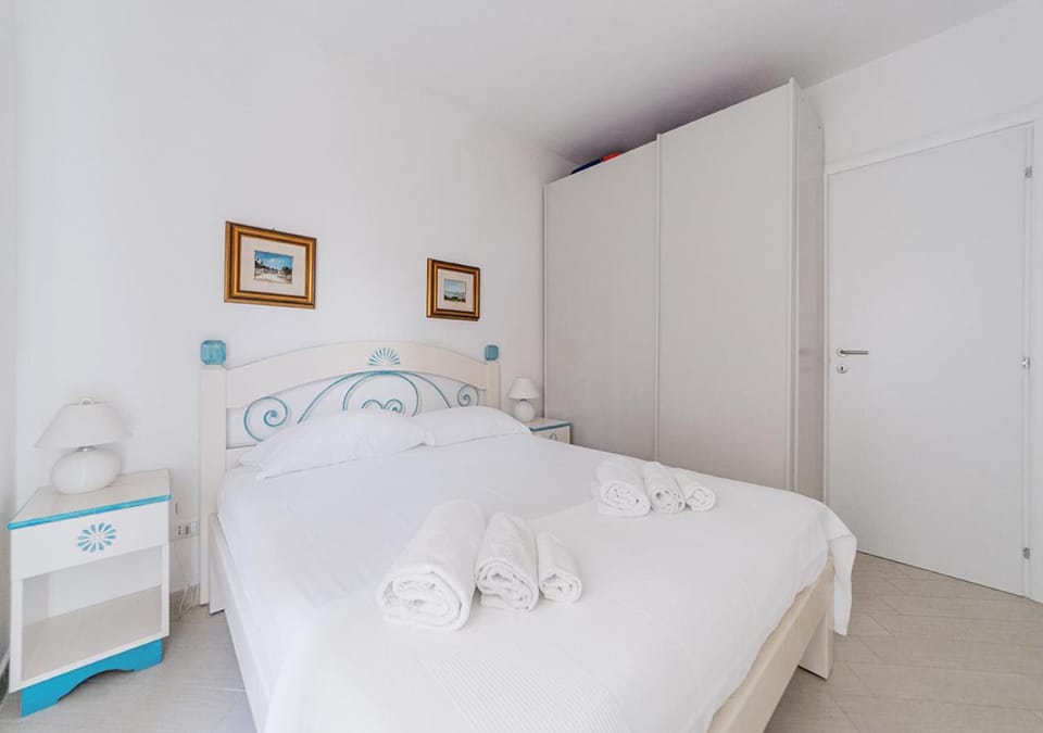 Bed, Photo of the whole room, Bedroom, towels, wardrobe
