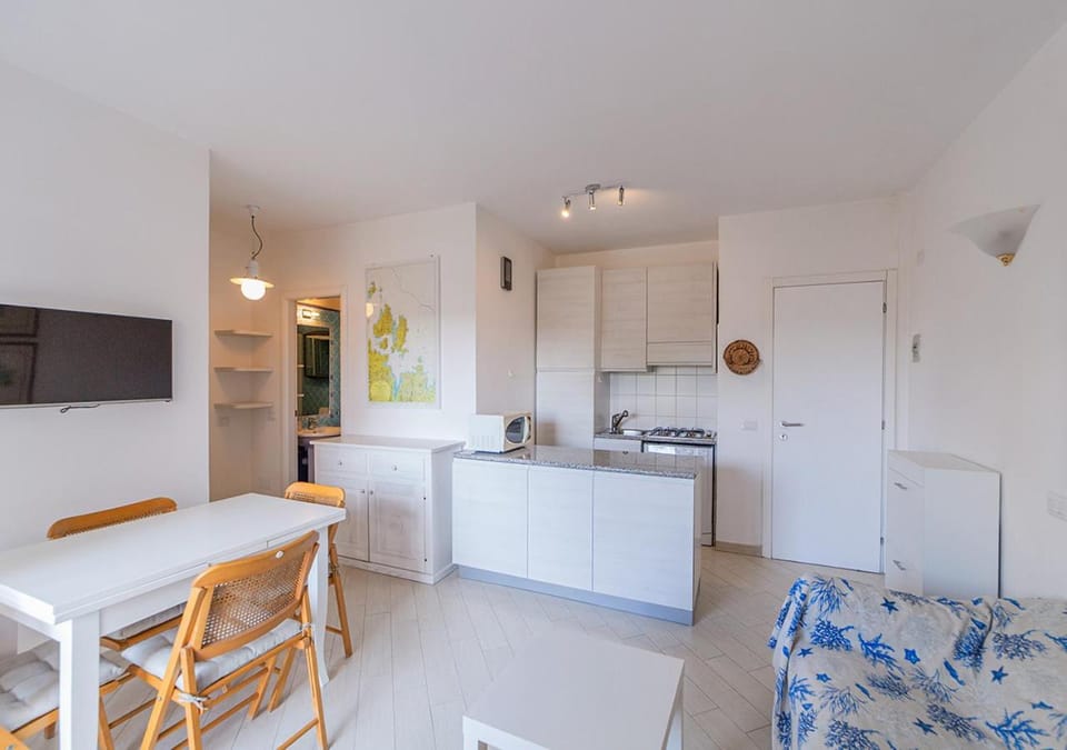 TV and multimedia, Kitchen or kitchenette, Living room, Dining area, minibar, stove