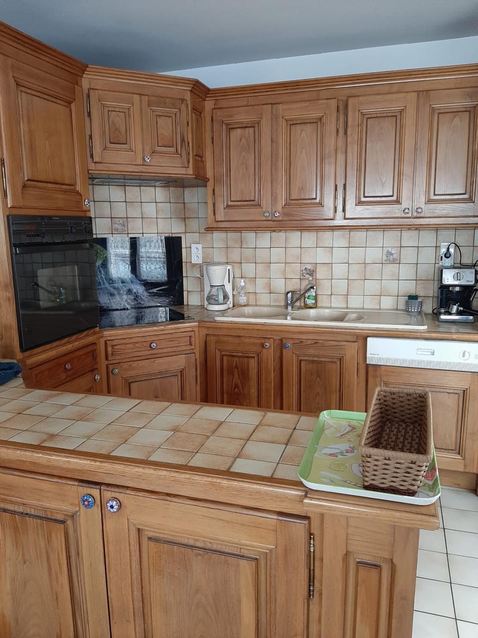 Kitchen or kitchenette, dishwasher, toaster