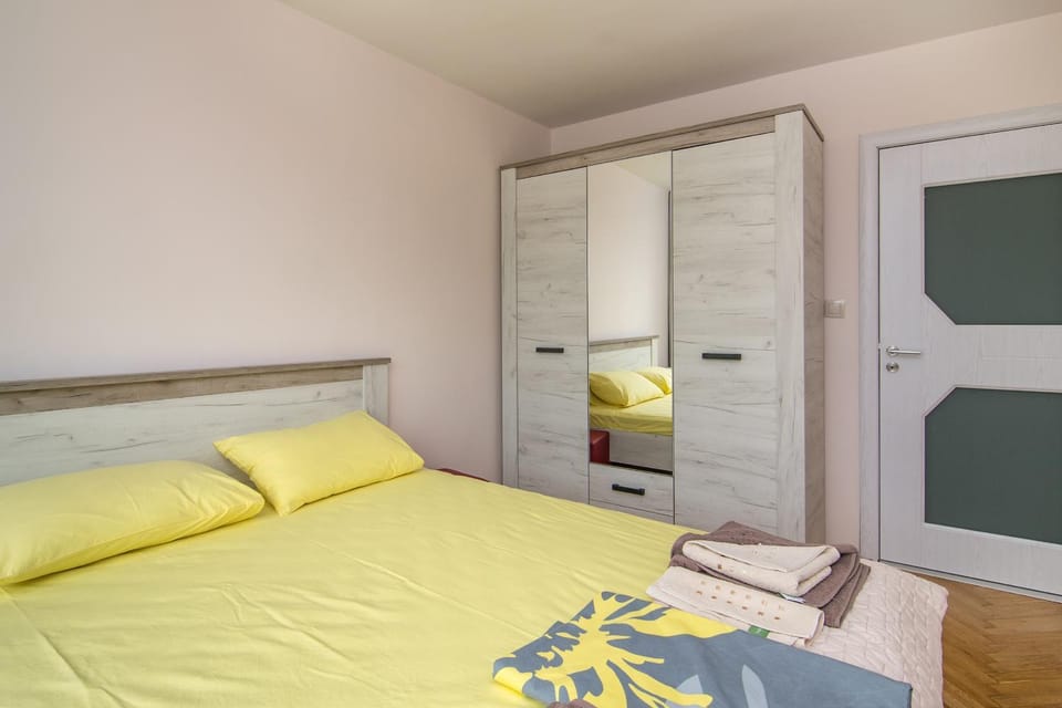 Bed, Photo of the whole room, Bedroom, towels, wardrobe