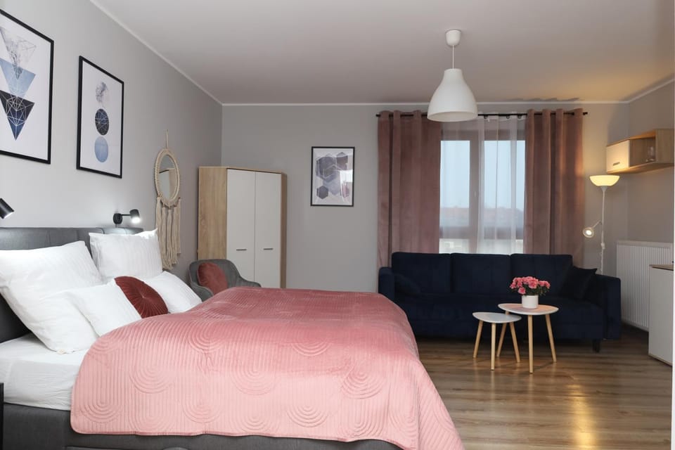 Bed, Living room, Photo of the whole room, Seating area, Bedroom