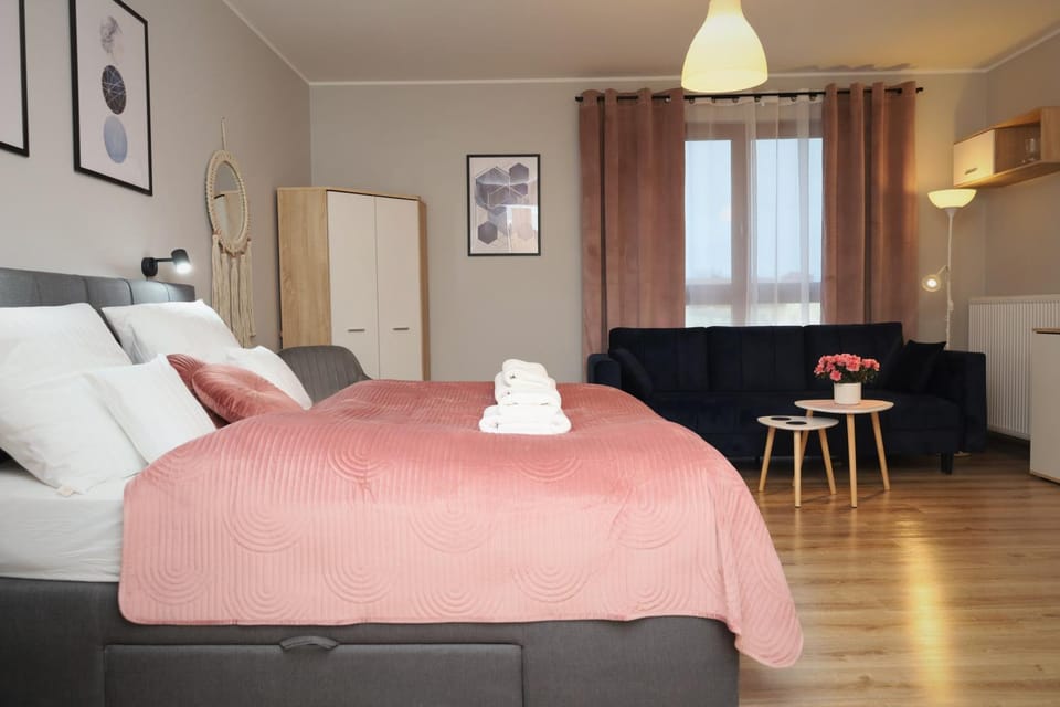 Bed, Living room, Photo of the whole room, Seating area, Bedroom, towels