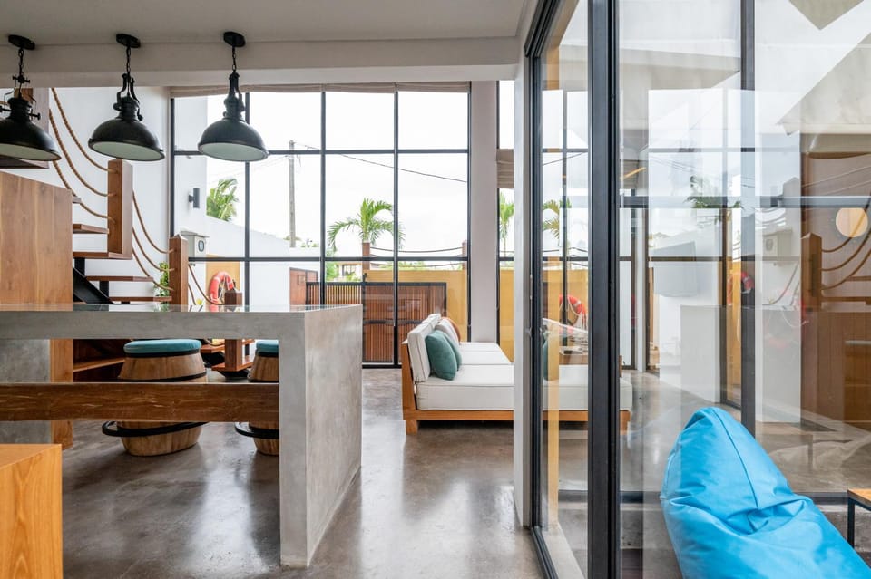 Kitchen or kitchenette, Seating area