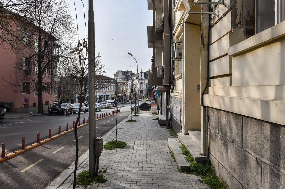 Property building, Day, Neighbourhood, City view, Street view, Location