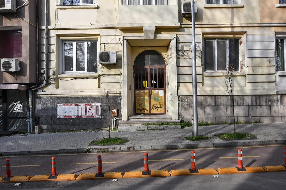 Property building, Facade/entrance, Day