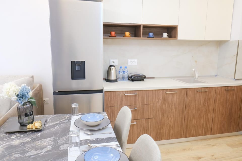 Coffee/tea facilities, Kitchen or kitchenette, Dining area, stove, toaster
