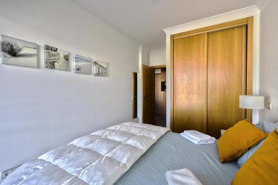 Bed, Bedroom, towels, wardrobe