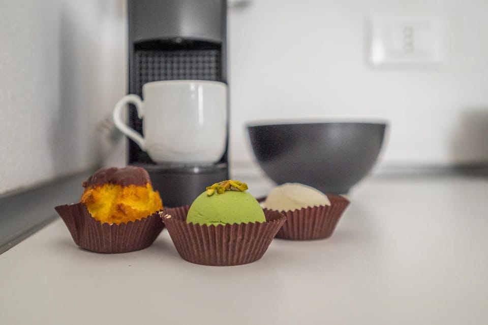 Coffee/tea facilities, Food and drinks, Food