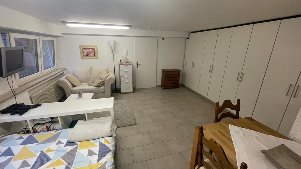 Bed, TV and multimedia, Living room, Photo of the whole room, Seating area, Dining area, Bedroom, hair dresser, wardrobe