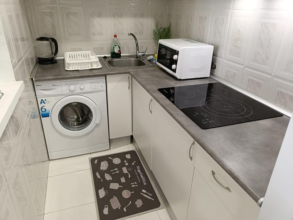 Coffee/tea facilities, Kitchen or kitchenette, stove, toaster, washing machine