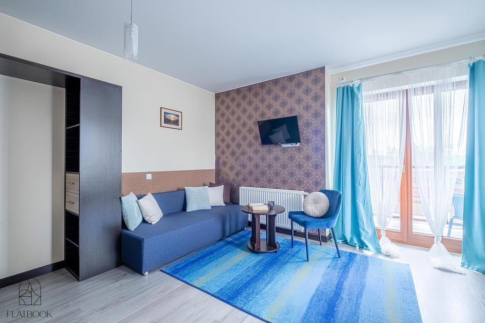 Bed, TV and multimedia, Living room, Photo of the whole room, Seating area, wardrobe