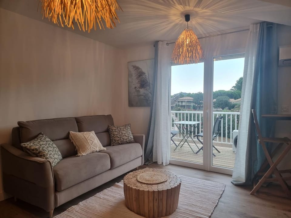 View (from property/room), Balcony/Terrace, Living room, Seating area