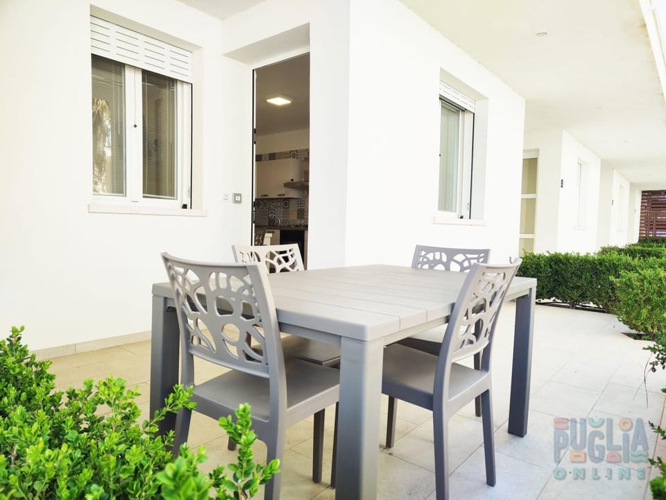 Patio, Garden, Living room, Seating area, Dining area, Garden view