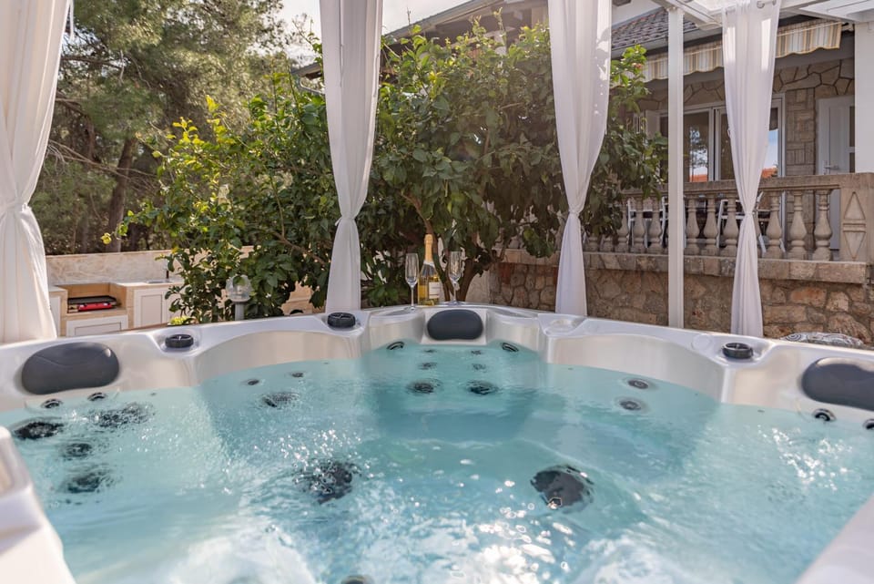 Day, Natural landscape, Game Room, Garden, Garden, Hot Tub, Pool view, Area and facilities, Swimming pool