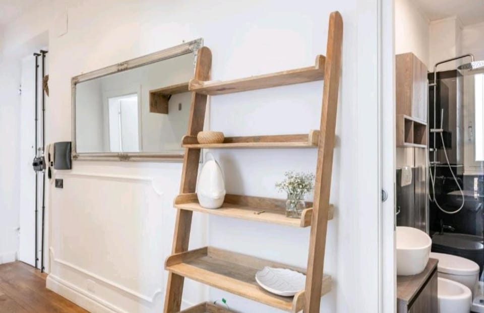 Bathroom, Dining area