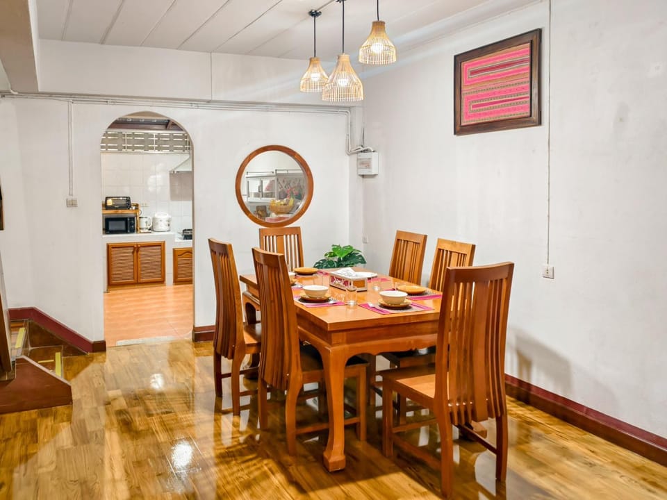 Restaurant/places to eat, Dining area
