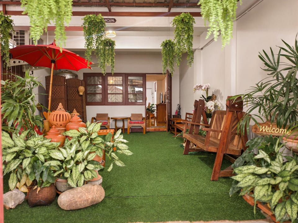 Facade/entrance, Garden, Seating area