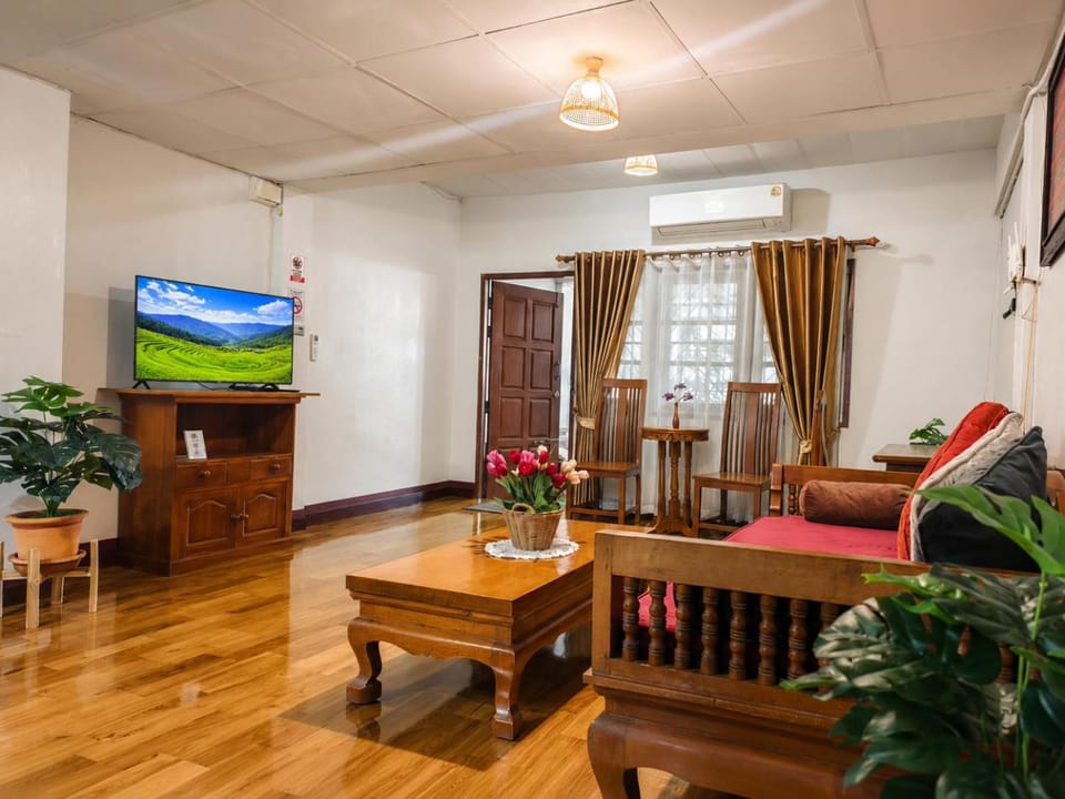 TV and multimedia, Living room, Seating area, air conditioner
