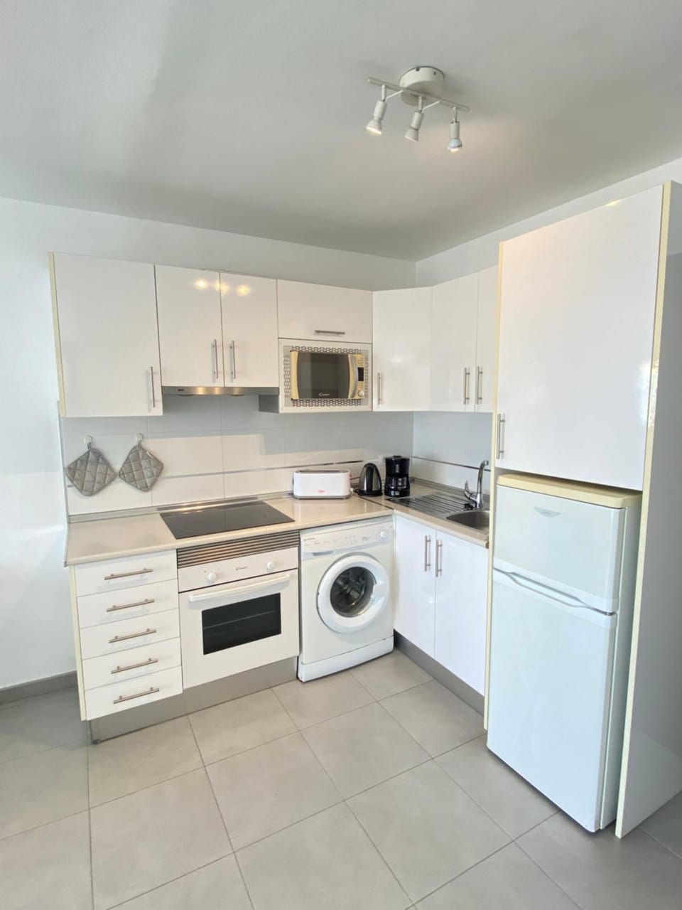 Kitchen or kitchenette, minibar, stove, washing machine