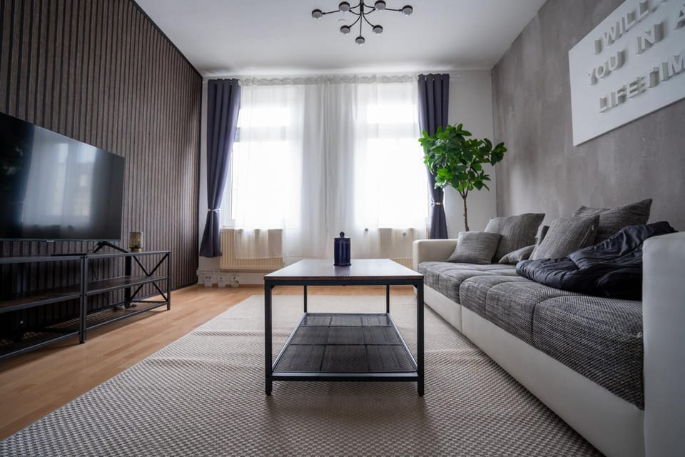 Communal lounge/ TV room, TV and multimedia, Living room, Seating area, Evening entertainment