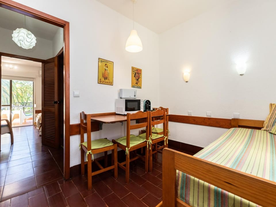 Bed, Dining area