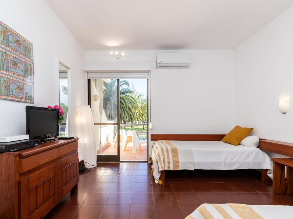 Bed, TV and multimedia, Bedroom