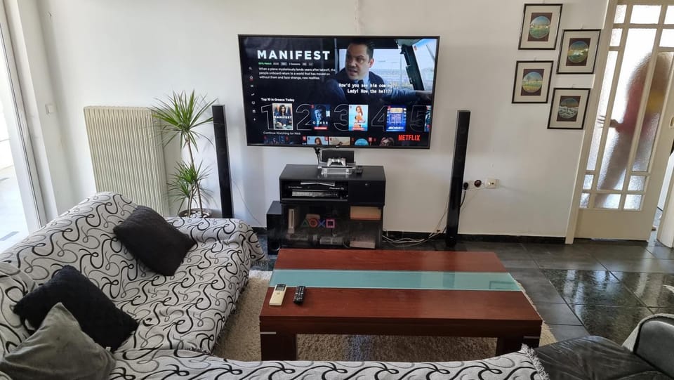 TV and multimedia, Living room, Seating area, Evening entertainment