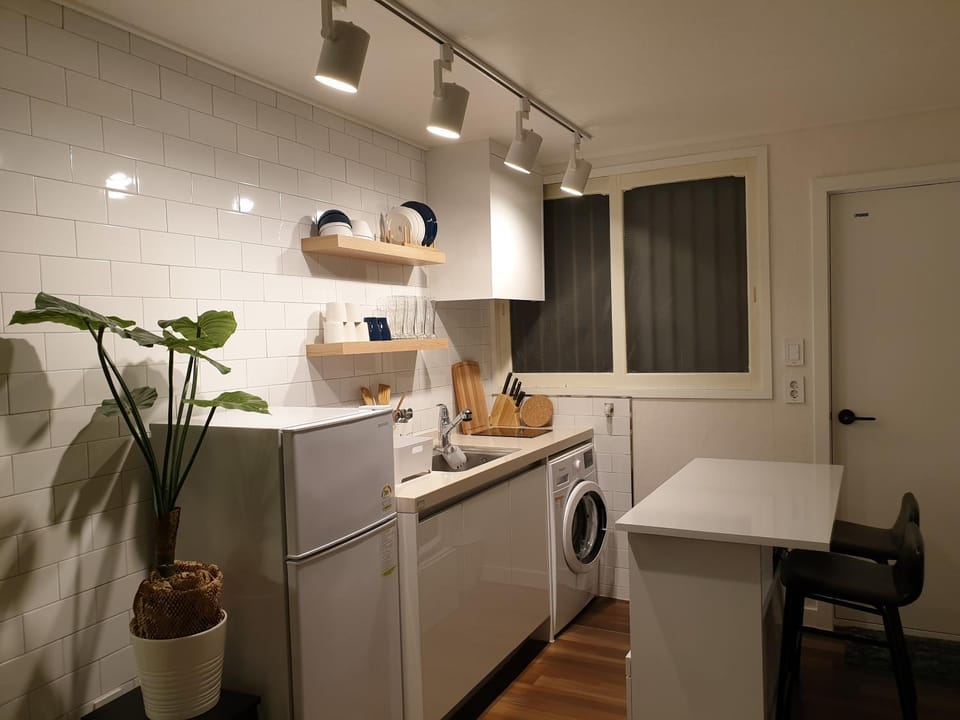 Kitchen or kitchenette, minibar, oven, washing machine