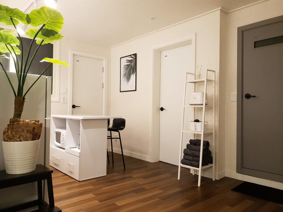 Kitchen or kitchenette, Living room