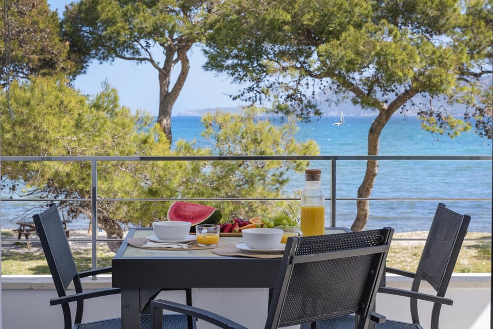 Patio, Day, Natural landscape, View (from property/room), Balcony/Terrace, Food and drinks, Dining area, Beach, Food, Sea view, Drinks