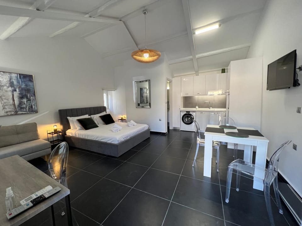 Communal lounge/ TV room, TV and multimedia, Living room, Photo of the whole room, Seating area, Bedroom, washing machine, dryer, air conditioner