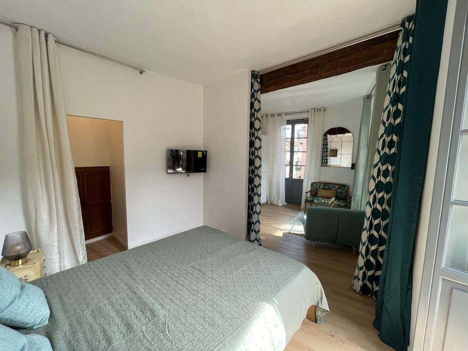 Photo of the whole room, Bedroom