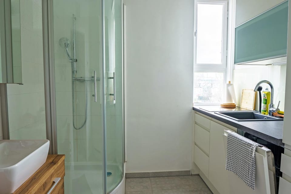 Shower, Kitchen or kitchenette