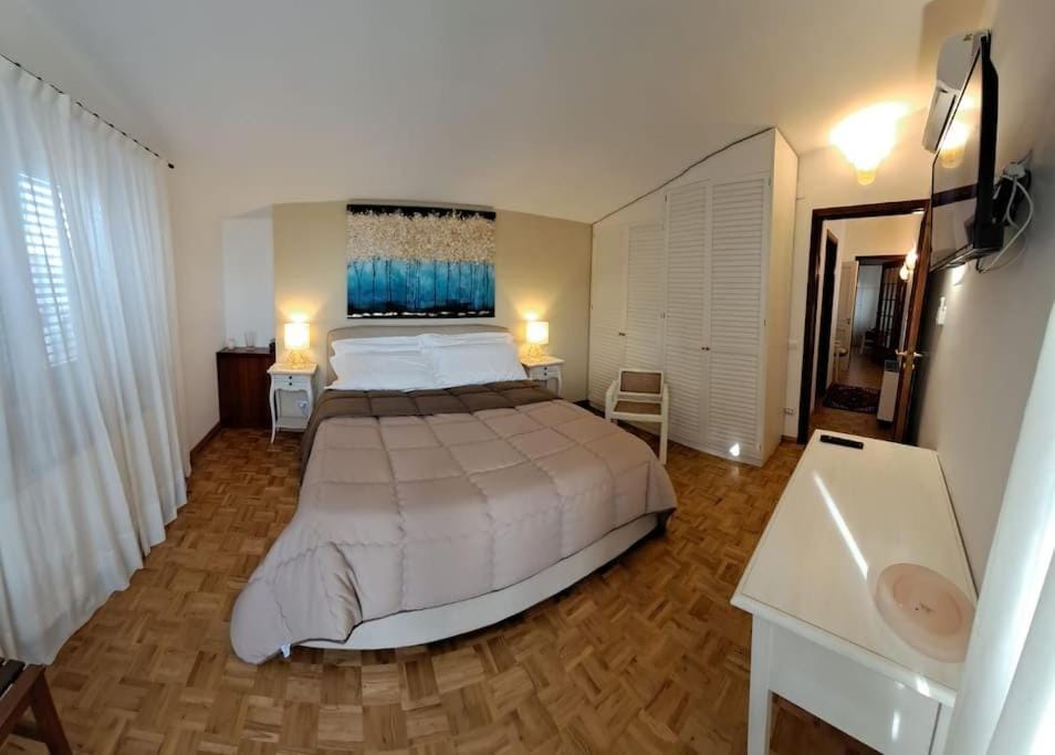 Bed, TV and multimedia, Photo of the whole room, Decorative detail, Bedroom, hair dresser, wardrobe