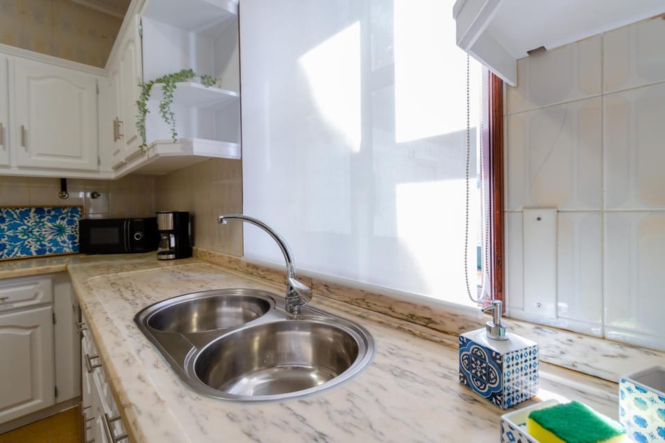 Coffee/tea facilities, dishwasher, minibar