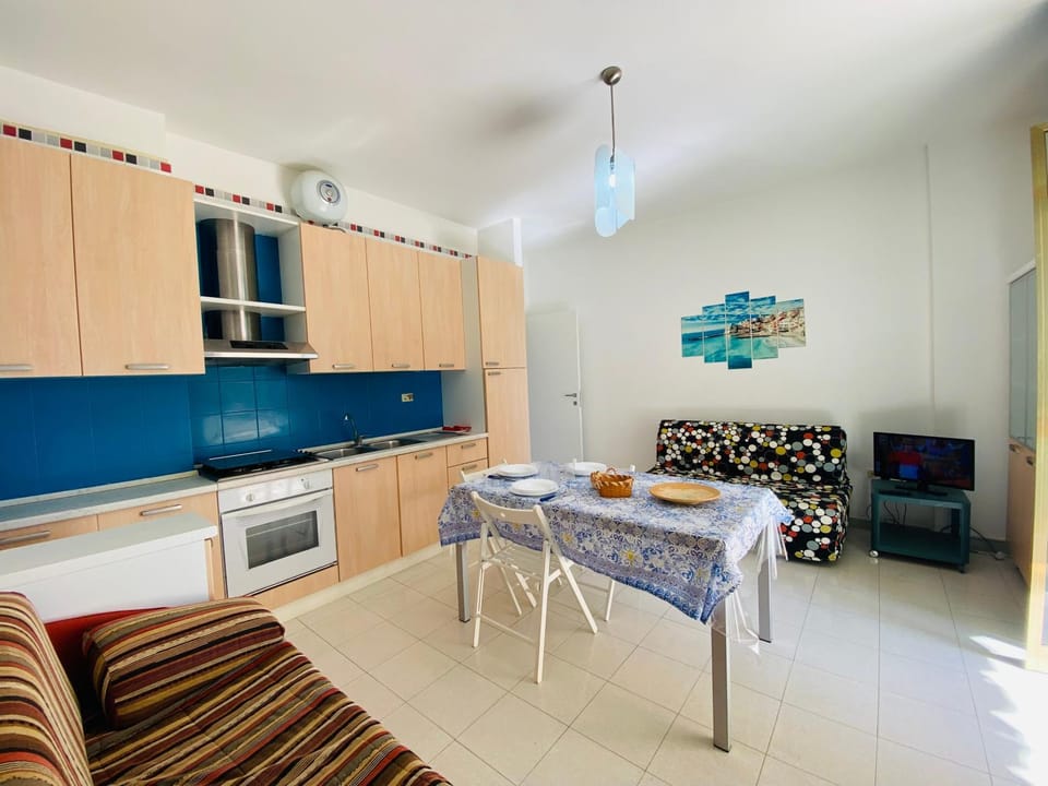 Kitchen or kitchenette, Dining area, pet friendly, stove