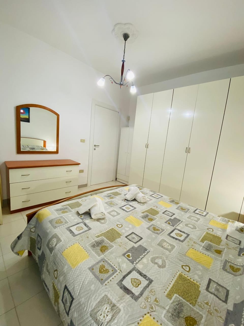 Photo of the whole room, Bedroom