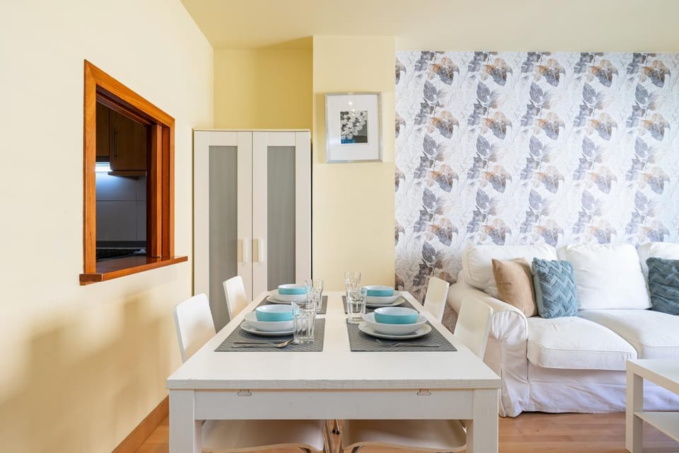 Photo of the whole room, Dining area