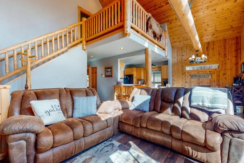 Eagle Creek Chalet on the Pond Chalet in Oregon
