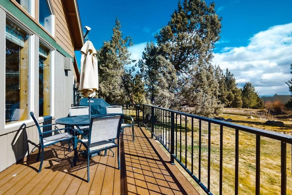 Eagle Creek Chalet on the Pond Chalet in Oregon